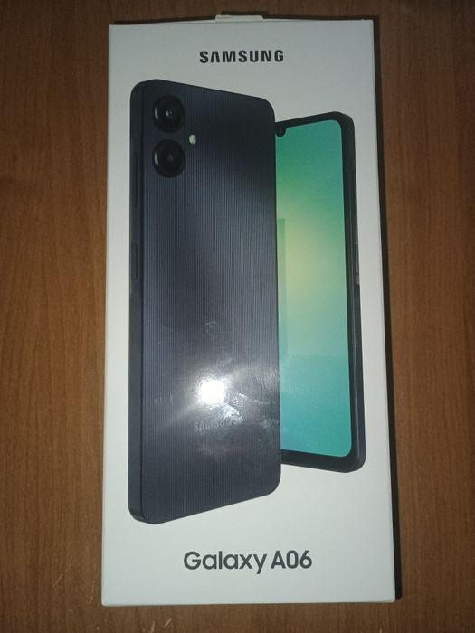 Смартфон Самсунг А06 в упаковке.