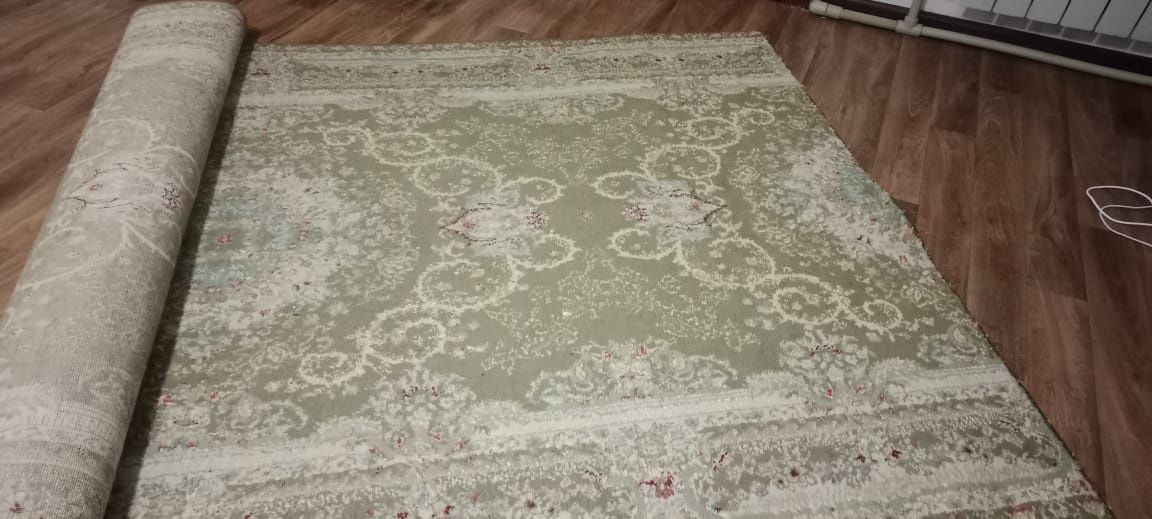 Продаётся в ковра размером большой 2м/3.5и маленький размером 1.5м/2.5
