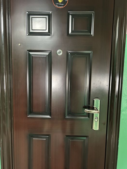 Продам входную железную дверь