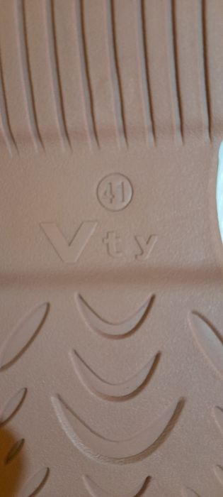 Vând urgent adidași victori marimea 41 noi.