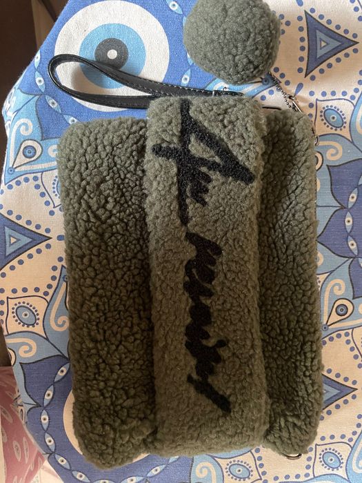 Дамски клъч запазен