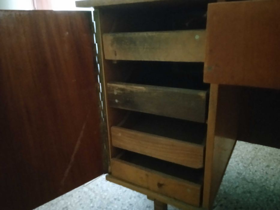 Запазено универсално бюро от социализма