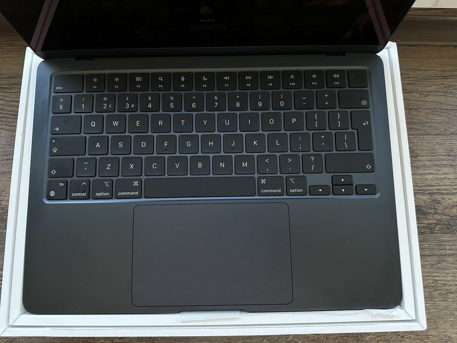 MacBook Air 13″ M3 • 16 GB • 512 G - чисто нов