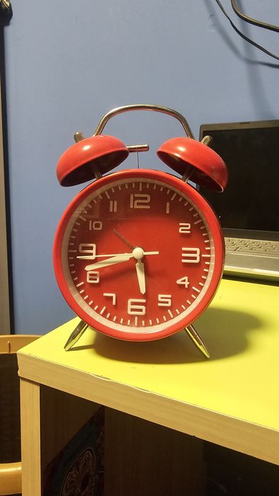 Червен будилник.