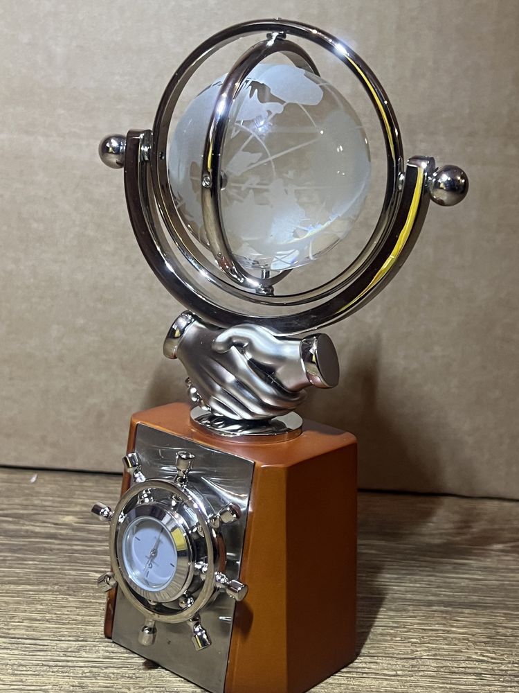 Сувенир часовник с кристален глобус .