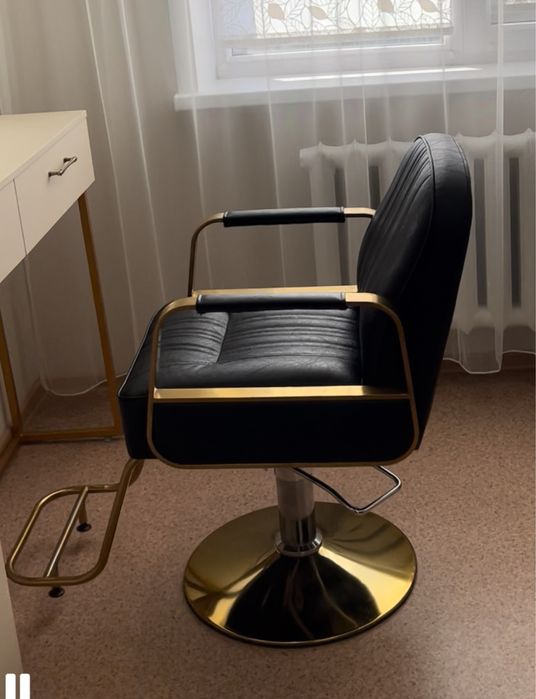 Парикмахерское кресло, мойка и помощник