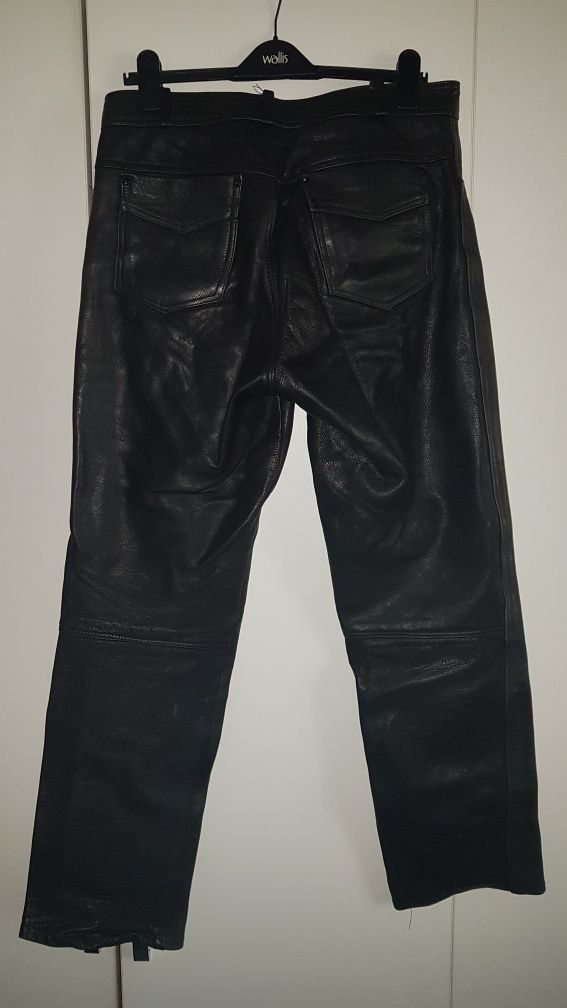 Pantaloni de piele moto.