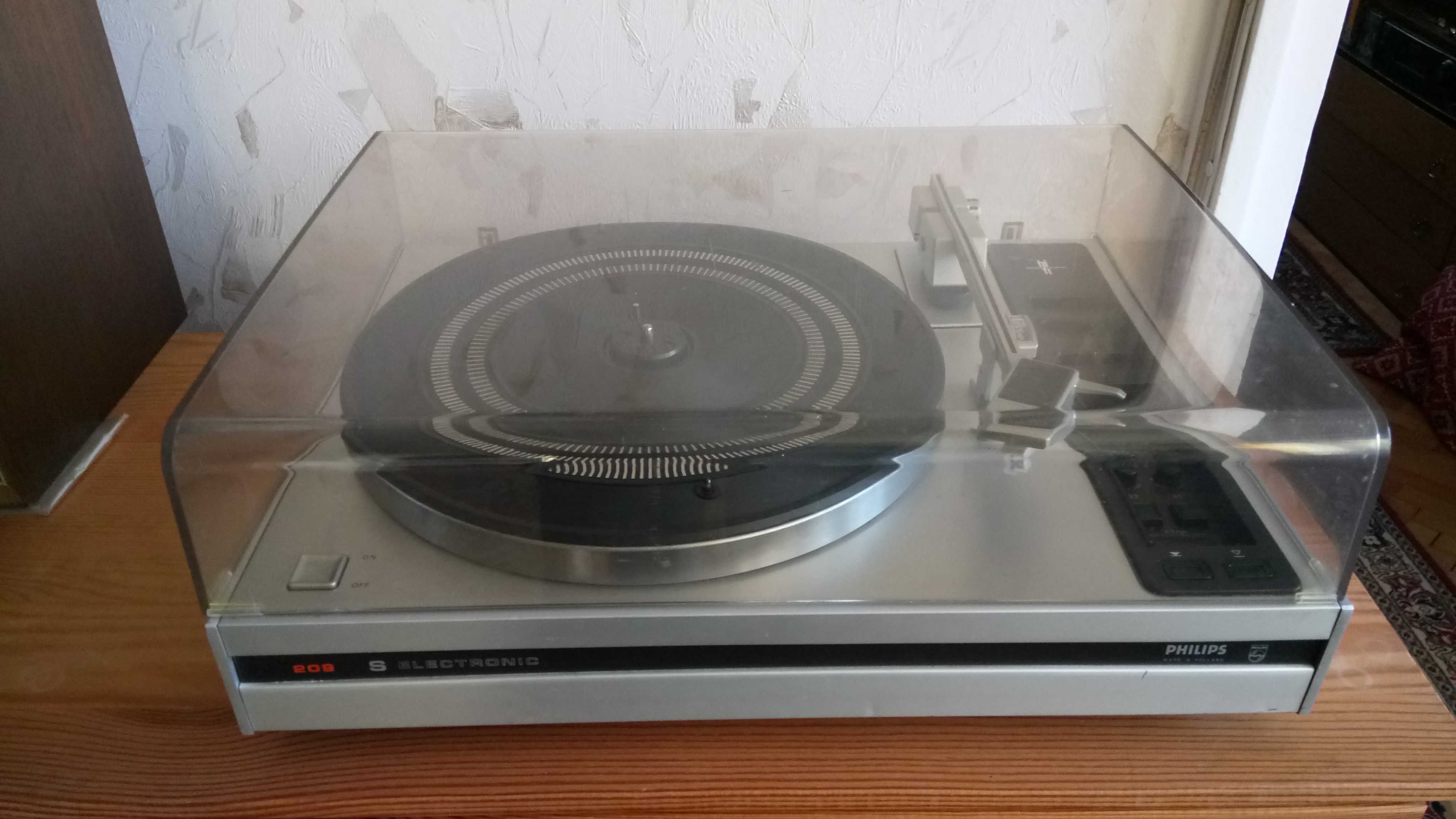 Продавам рядък модел грамофон „PHILIPS 22GA209 AUTOMATIC”