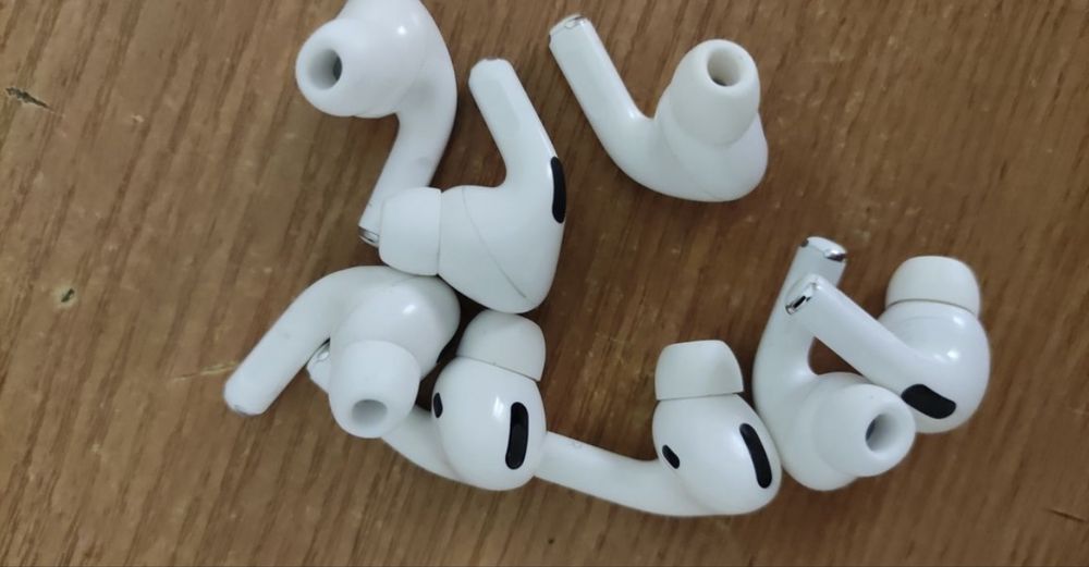 Продам наушники левый ухо и правый ухо от airpods pro