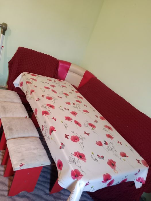 стол с табуретками и диван