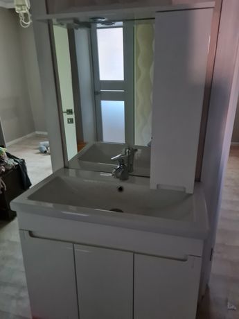Тумба с раковиной, с зеркалом и смесителем для ванной