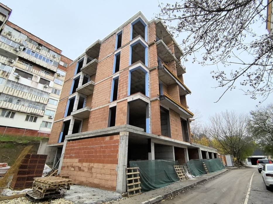 Тристаен тухлен апартамент с гараж