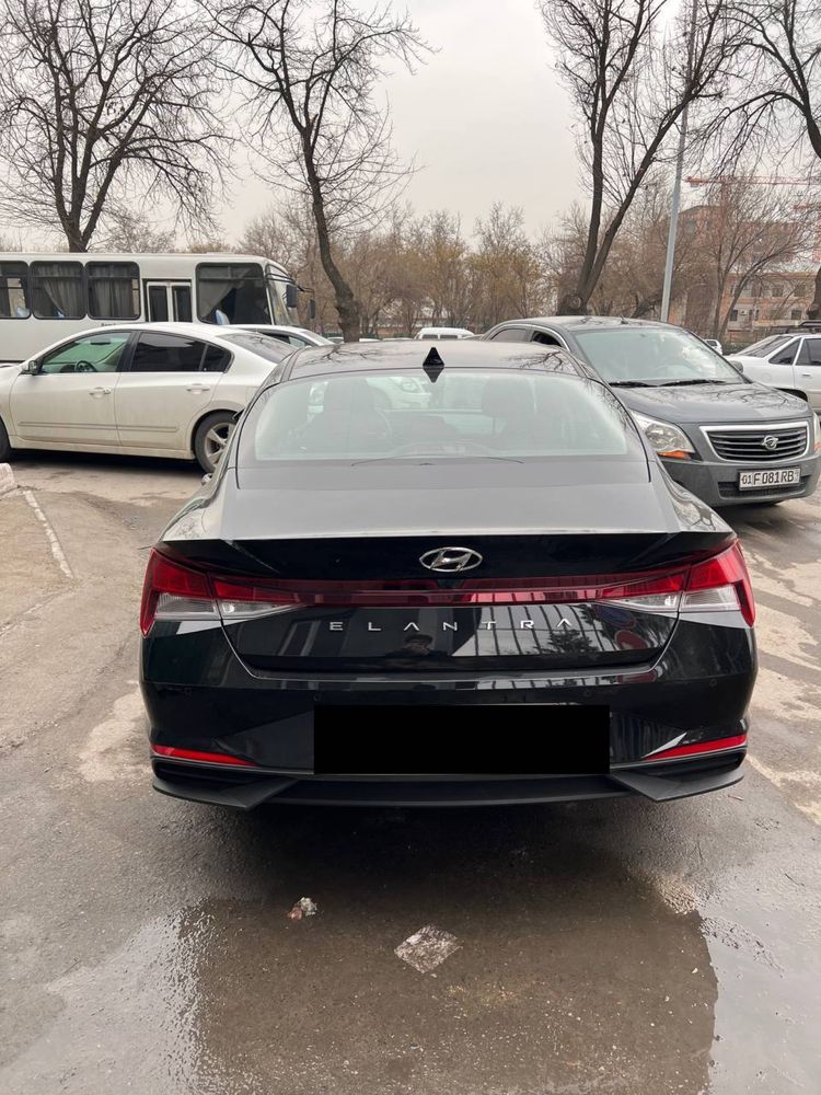 Hyundai Elantra 2021. Base