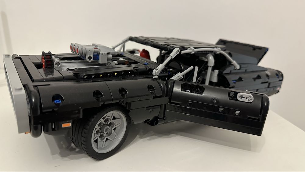 LEGO® Technic - Dom's Dodge Charger 42111, 1077 части