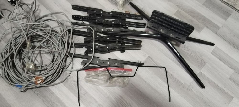 Универсальный крепёж для телевизора с кабелем — подойдёт для автобуса,