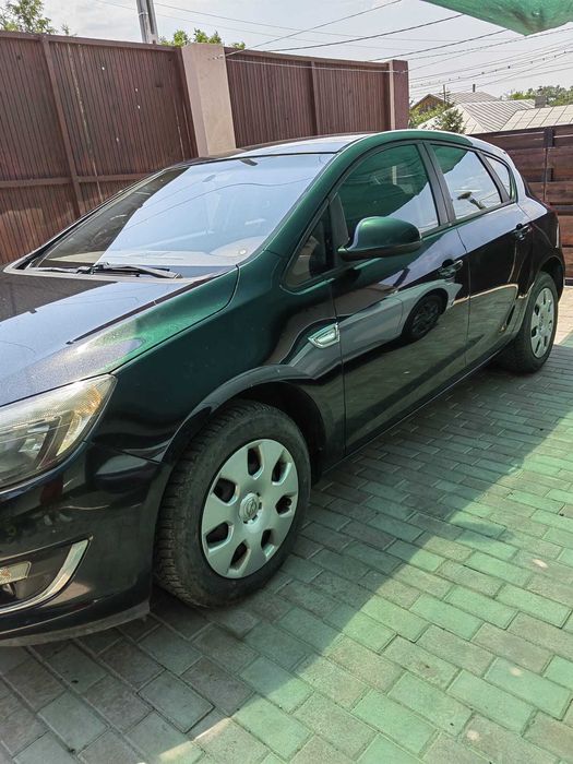 Vând Opel Astra J facelift 2013