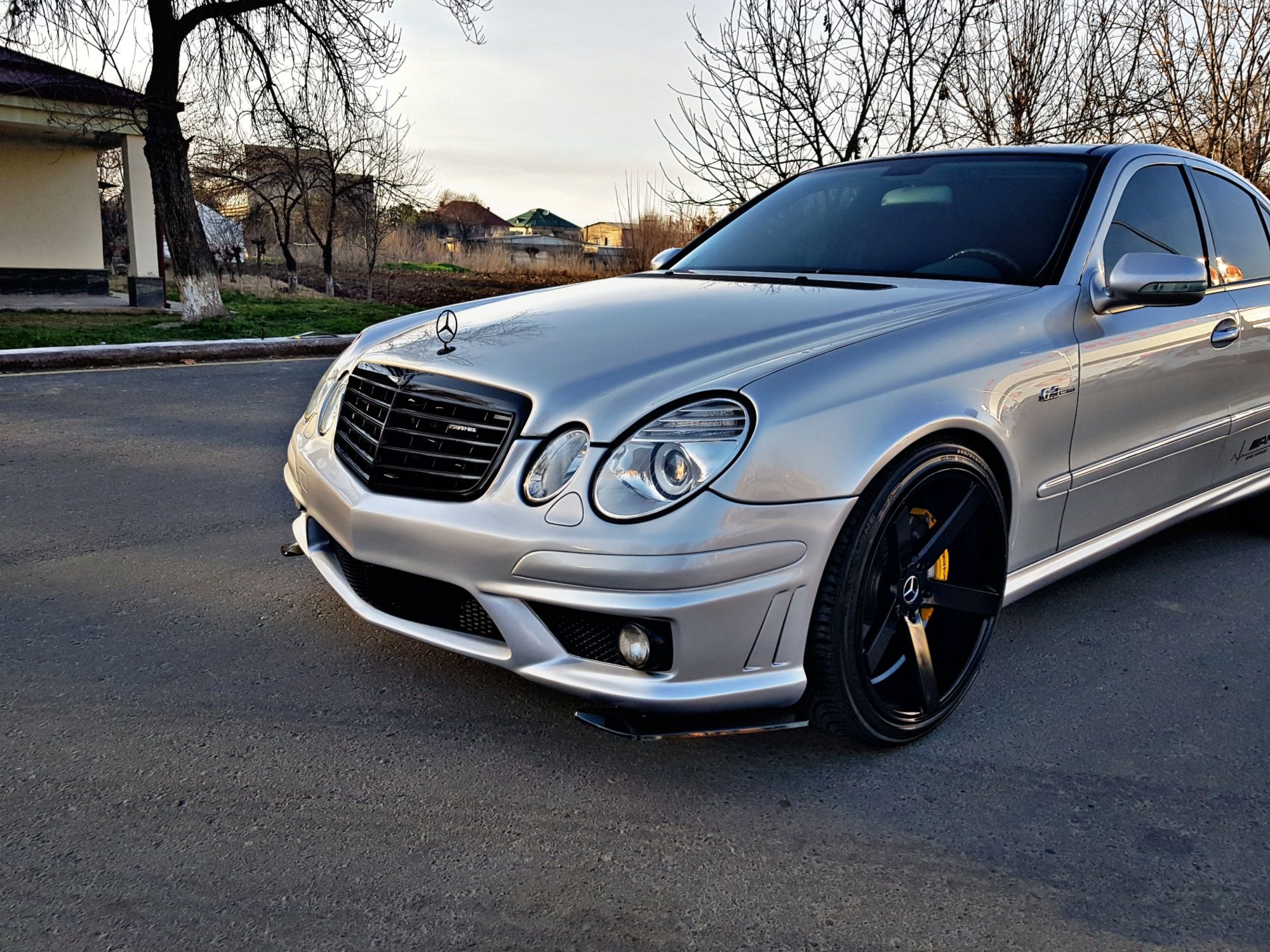 Mercedes Benz W211 E63 Body Kit Дизайн Панорама Люк Состаяние Идеално