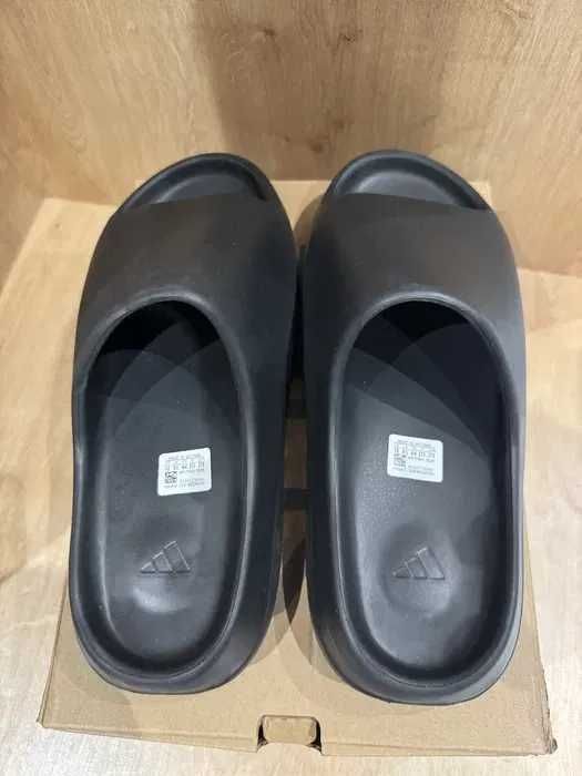 Чисто нови Yeezy Slides