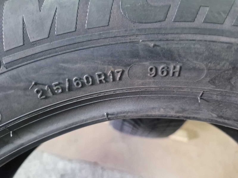 2 Michelin R17 215/60
зимни гуми 
DOT1118