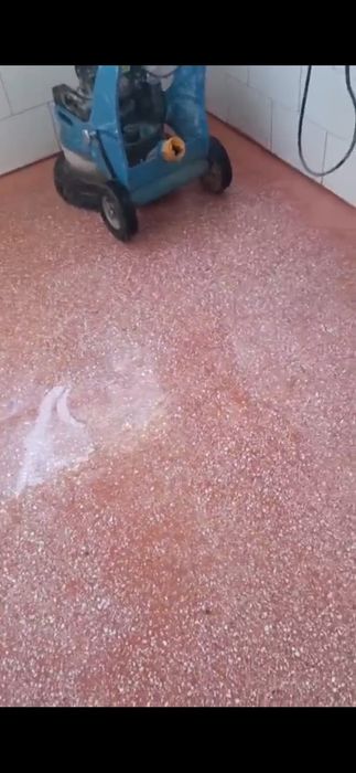 Executam lucrări de șlefuit și turnare mozaic