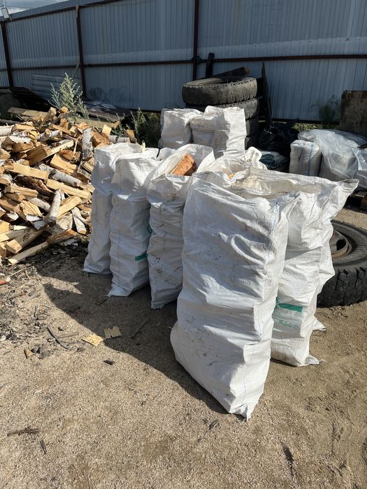 Дрова колотые в мешках