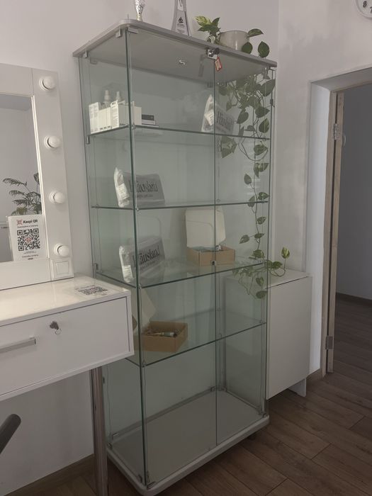 Шкаф витрина. Стекло, обзор 360 градусов