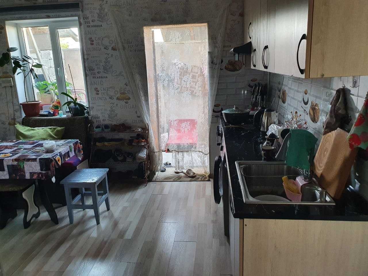 Срочно продаю свою квартиру на земле имеется небольшой участок.