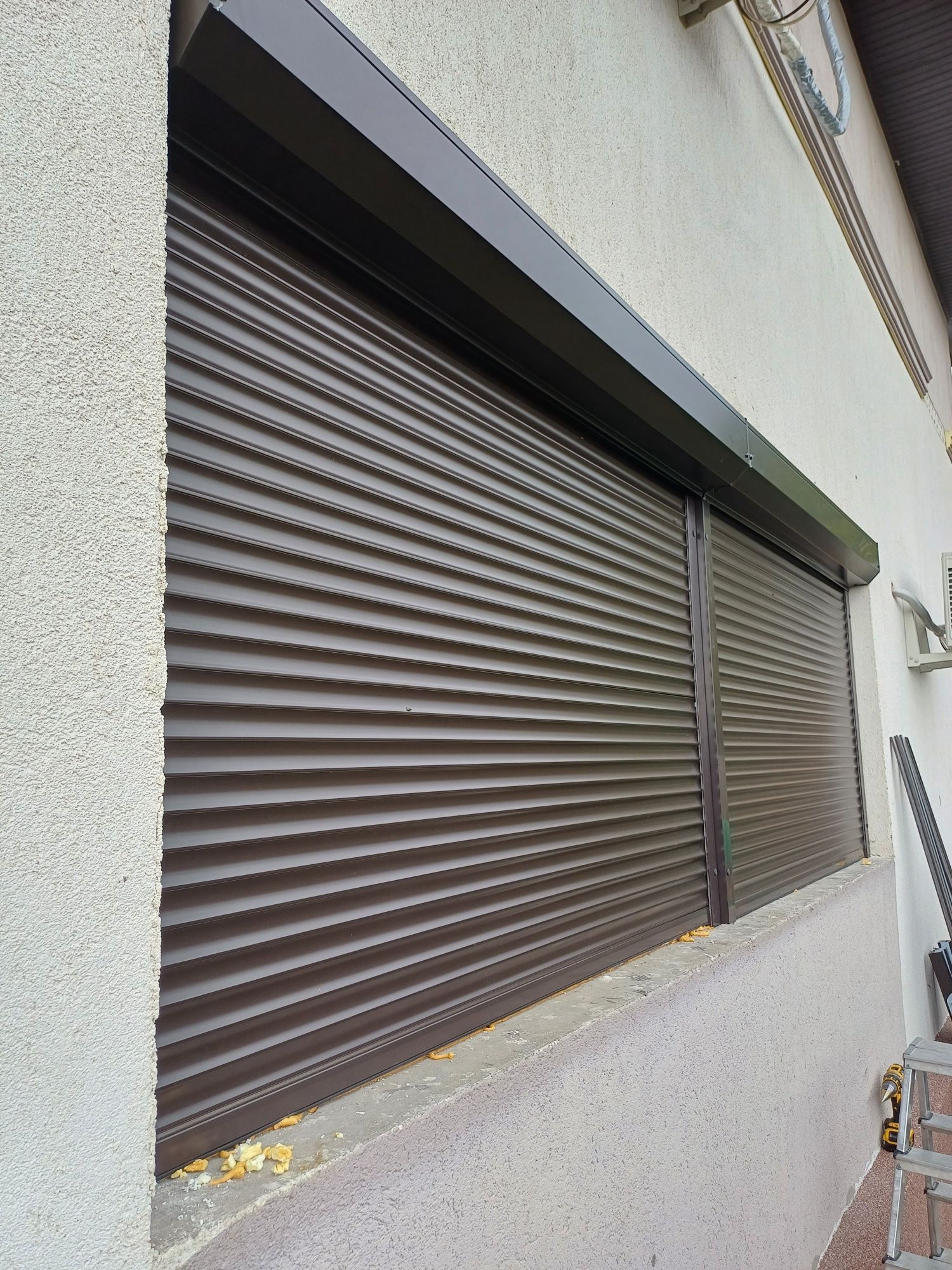 Inchideri terase cu usi glisante si rulouri exterioare aluminiu