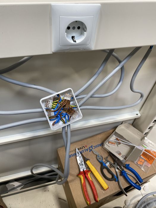 Electrician,prize,becuri si instalatii