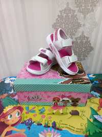 Продаётся НОВАЯ детская обувь для девочек