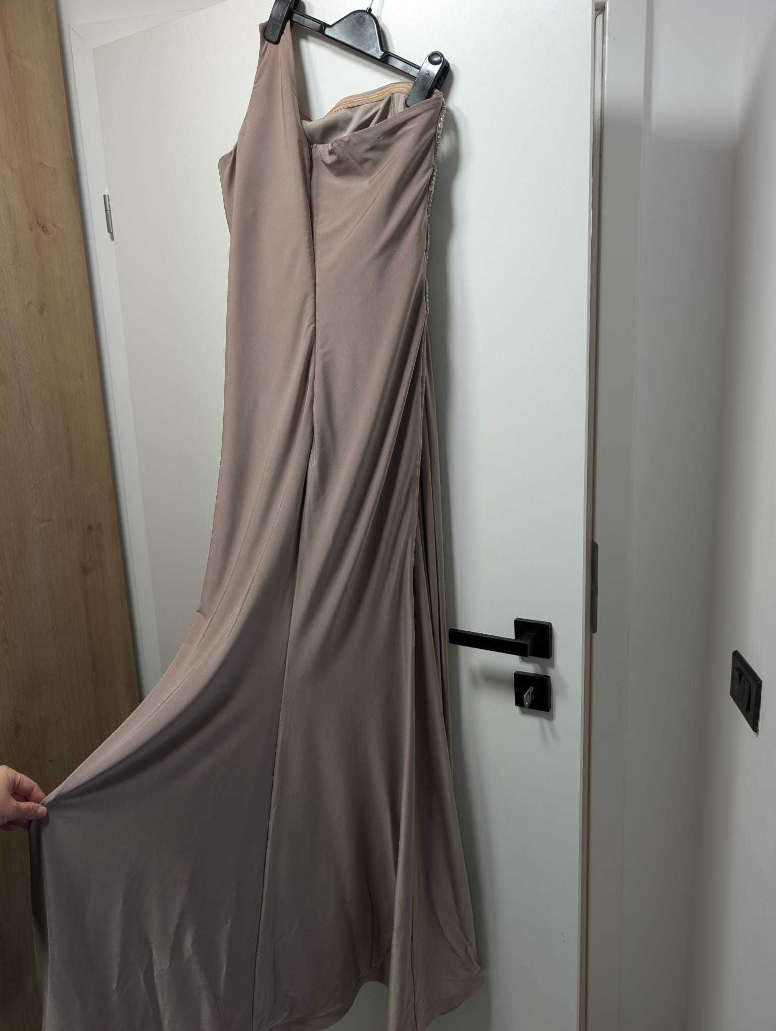 Vand rochie lunga eleganta purtata o singura data!