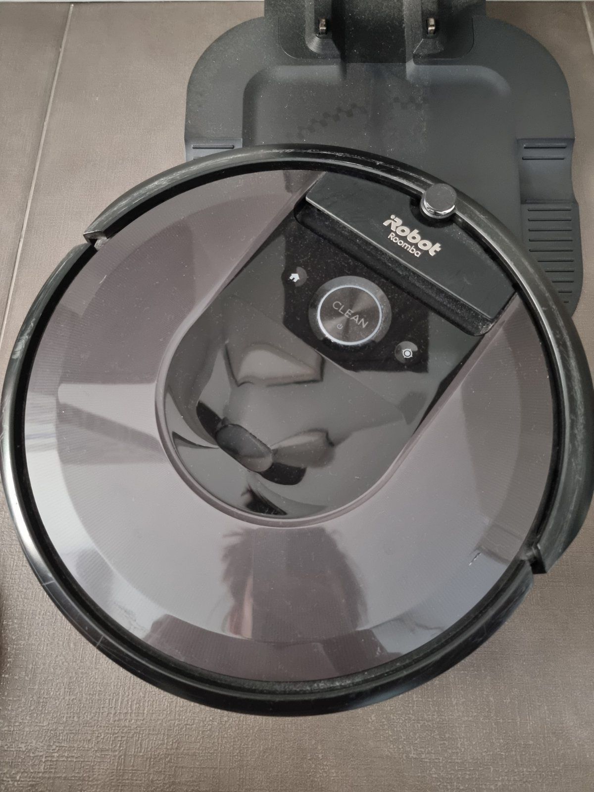 Продавам прахосмукачка робот Irobot roomba i7+