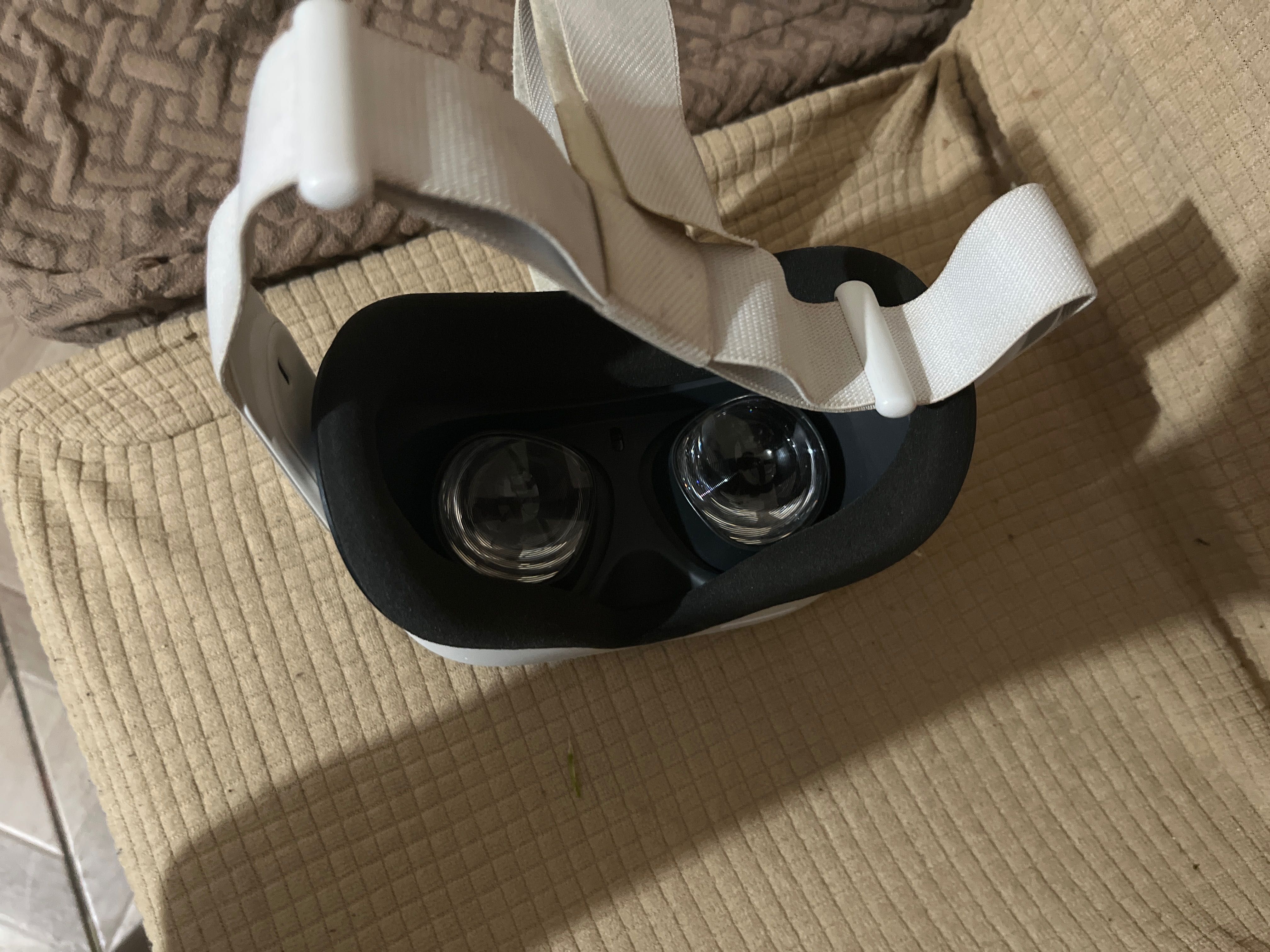 vand ochelari 3D oculus quest 2  256gb,pret 2000 negociabil