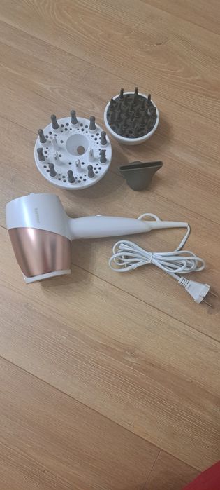 Uscător de păr PhiIips  SenseIQ cu 3 accesorii
BHD827/00
Uscător de p