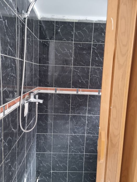 Închiriez camera cu tot necesarul de locuit