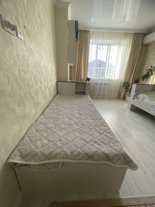Продам кровати + письменный стол+ книжную полку