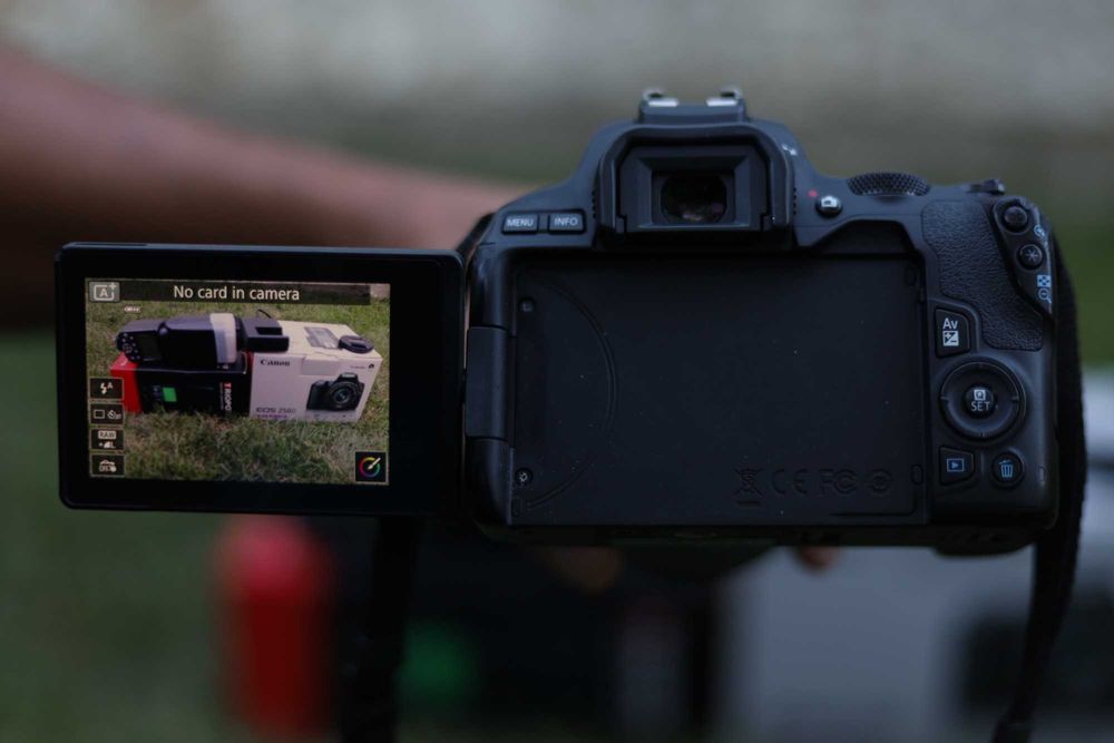 Canon 250D + китов обектив + светкавица