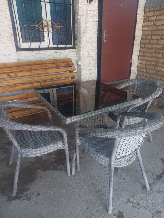 Стол и 3 стула состояние новое