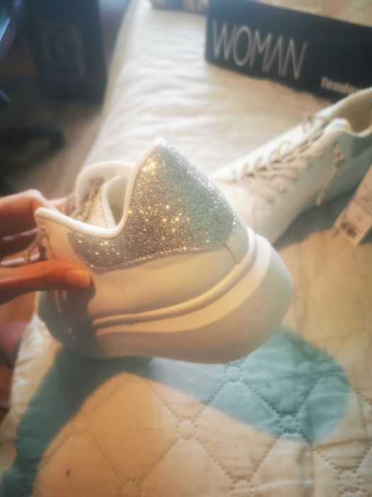 Чисто нови блестящи кецове