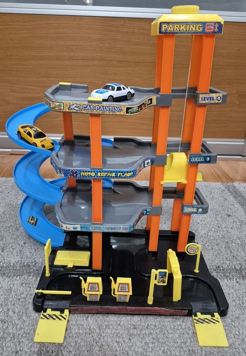 Игровой набор "Парковка Garage, 4 яруса", в отличном состоянии.
