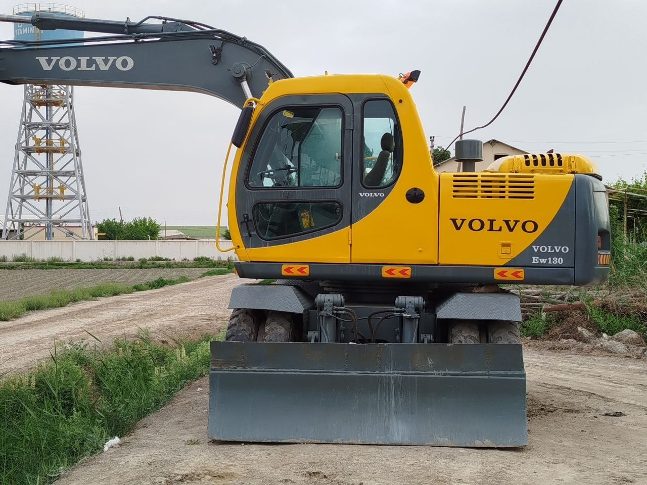 Traktor sotiladi
