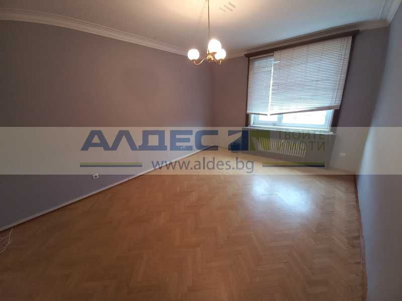 Аристократичен апартамент с три спални до Докторски паметник!