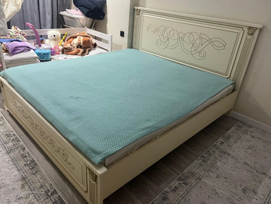 Продам кровать вместе с матрасом в хорошем состояний