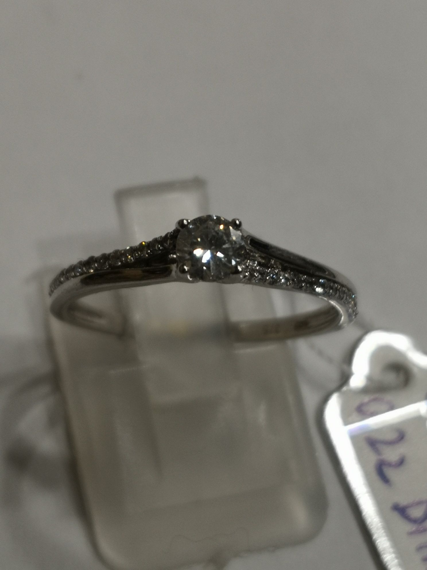 Vind inel din aur 9kt cu diamant 0,22ct