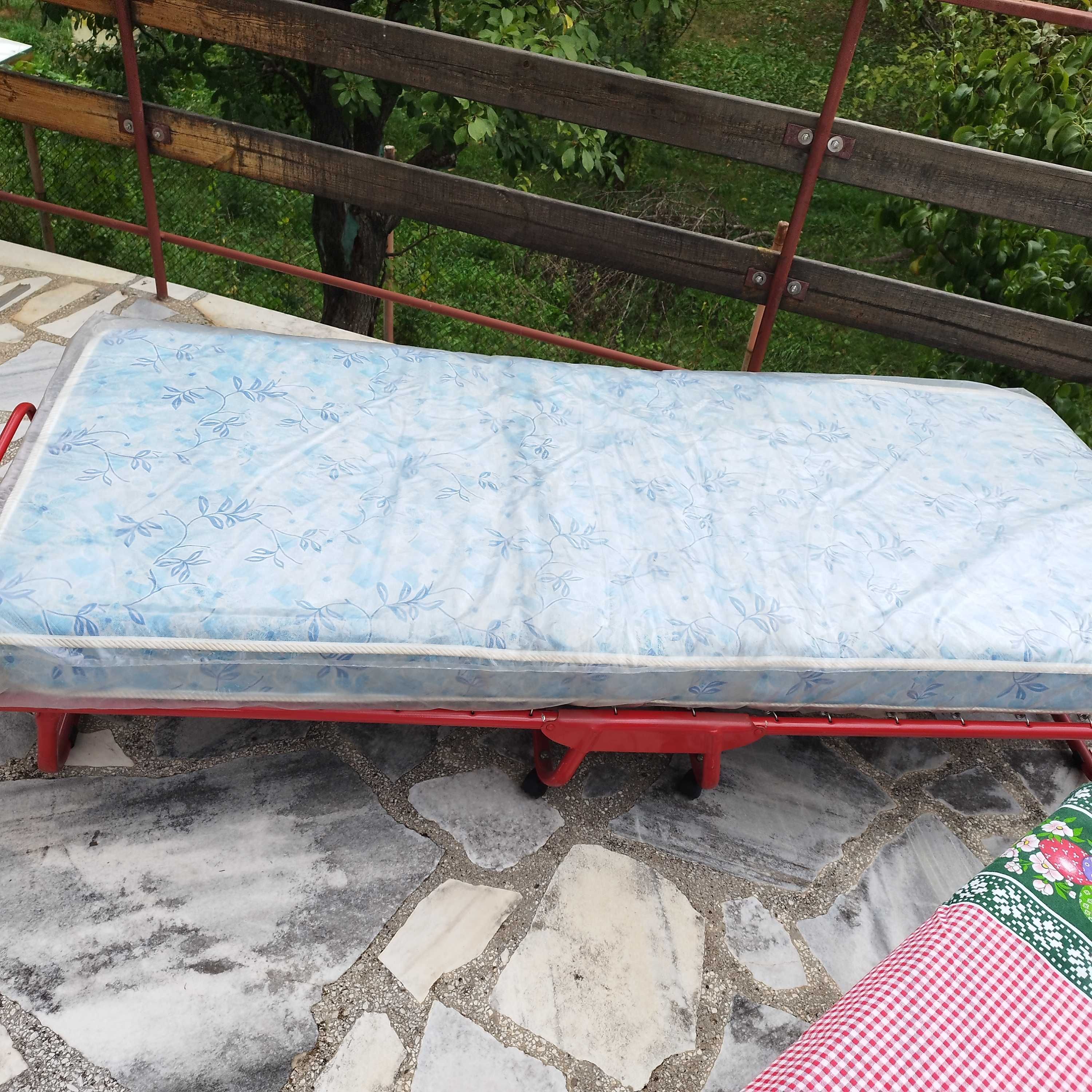 Продавам походно легло