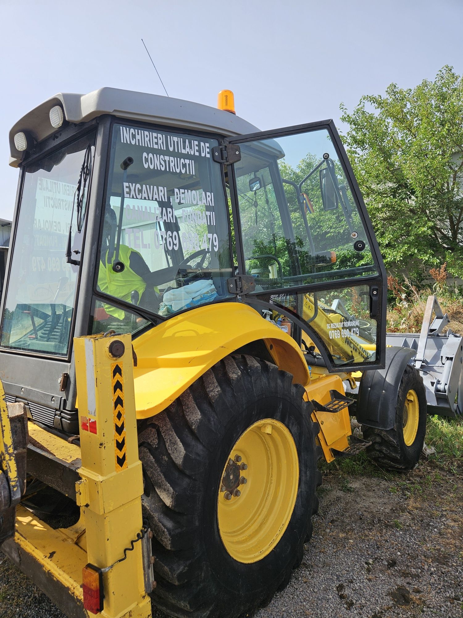 Buldoexcavator de închiriat