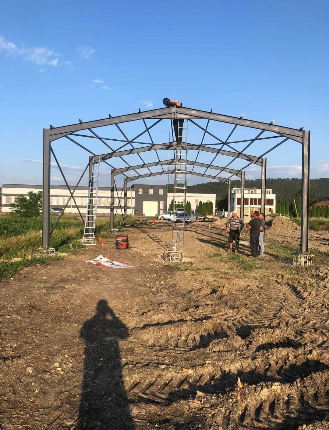 Vand hala pe structura metalica demontabila pe suruburi