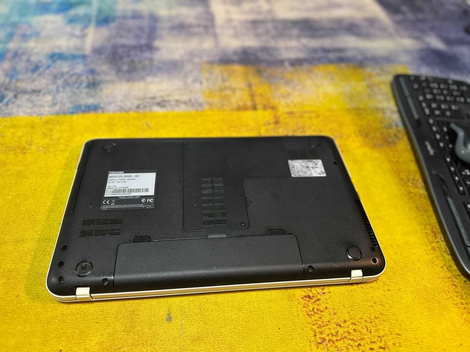 laptop Toshiba C855d, alb, ram 6 gb, cadou kit logitech