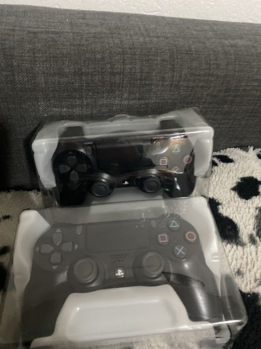 2 Controlere pentru ps4 + un joc