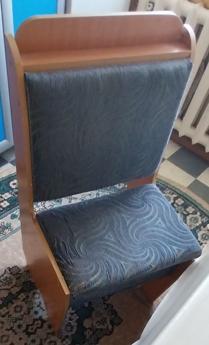 Продам кухонный уголок, стол и табуретки 15000